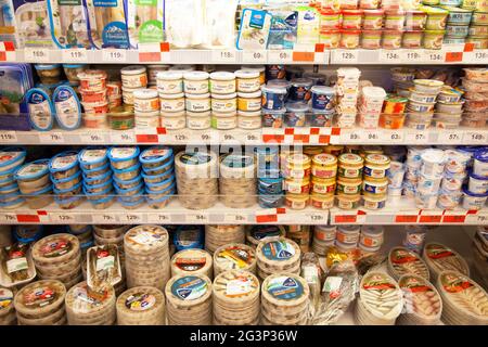 Kaliningrad, Russie - 18 novembre 2020 : fruits de mer sur les étagères du supermarché russe local. Banque D'Images