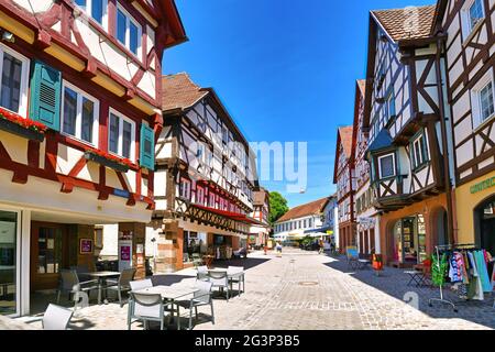 Mosbach, Allemagne - juin 2021 : centre-ville historique avec maisons à pans de bois dans la rue principale par beau temps Banque D'Images