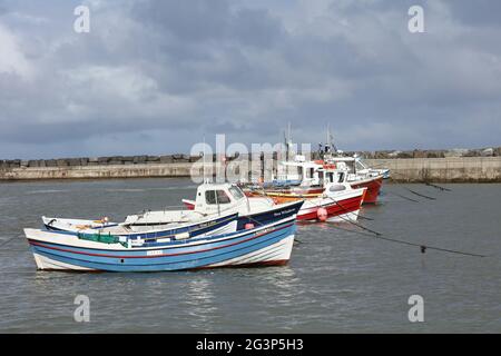 Bateaux de pêche amarrés dans le port de Staithes Banque D'Images