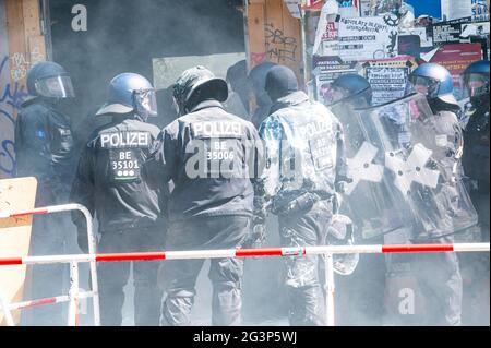 Berlin, Allemagne. 17 juin 2021. Test de protection incendie dans la Rigaer Strasse 94 à Berlin le 17 juillet 2021. La police a essayé d'entrer dans la maison avec un expert en protection contre l'incendie. Les portes sont sciées en morceaux et un extincteur est pulvérisé. Crédit : Tim Eckert/Alay Live News Banque D'Images