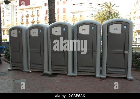 Des toilettes publiques sont disposées sur les trottoirs pour assurer le service public pendant les heures où il y a des foules de personnes dans les rues Banque D'Images