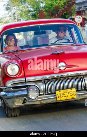 Moyens de transport à Cuba: Vieille voiture américaine, après que le gouvernement communiste a mis en place des changements économiques, beaucoup sont entrés dans le commerce de transportatio Banque D'Images