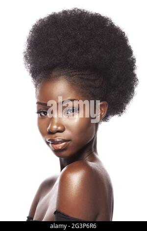 Belle jeune femme africaine avec Afro Banque D'Images
