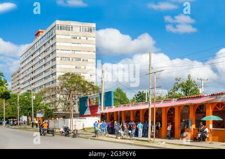 Quartier de Sandino à Santa Clara: Paysage urbain avec des gens dans la rue et immeuble d'appartements dans la journée ensoleillée d'été Banque D'Images