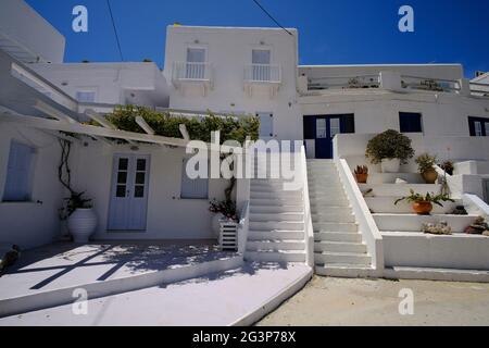 IOS, Grèce - 16 mai 2021 : Un hôtel blanchi à la chaux qui loue des chambres, à l'architecture typique des Cyclades, en face de la célèbre plage de Mylopotas Banque D'Images