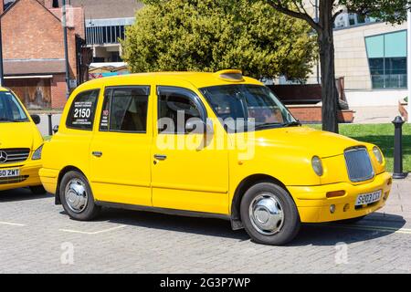 Taxi du conseil de Yellow Derby sur le stand, Corporation Street, Riverside, Derby, Derbyshire, Angleterre, Royaume-Uni Banque D'Images