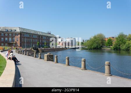 Riverside Gardens, River Derwent, Riverside, Derby, Derbyshire, Angleterre, Royaume-Uni Banque D'Images