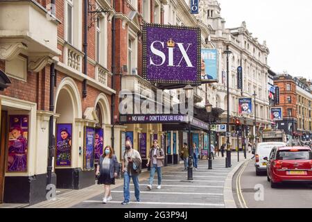Théâtres sur Shaftesbury Avenue dans West End, vue de jour. Londres, Royaume-Uni 6 juin 2021. Banque D'Images