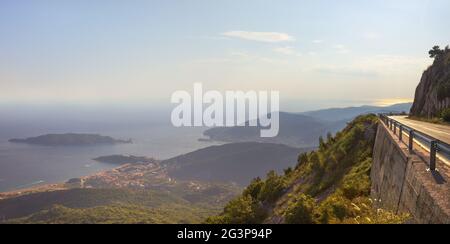 Paysage panoramique de la côte d'azur de Budva au Monténégro en soirée. Banque D'Images