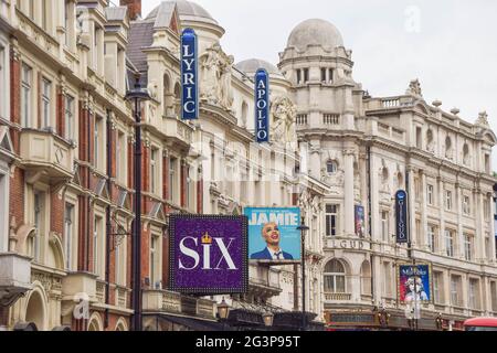 Théâtres sur Shaftesbury Avenue dans West End, vue de jour. Londres, Royaume-Uni 6 juin 2021. Banque D'Images