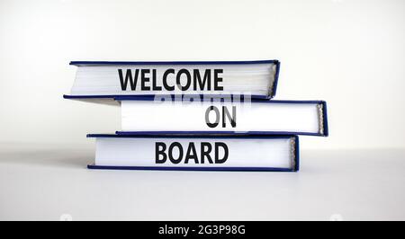 Symbole de bienvenue à bord. Livres avec les mots « Bienvenue à bord ». Magnifique fond blanc. Affaires, concept de bienvenue à bord, espace de copie. Banque D'Images