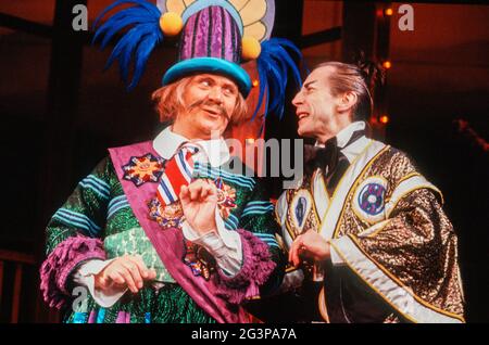 l-r: John Hewer (Pooh-Bah), Murray Melvin (Ko-Ko) dans LE MIKADO par Gilbert & Sullivan au Cambridge Theatre, Londres WC2 28/09/1982 a Plymouth Theatre Royal production set design: Sean Cavanagh costumes: Hugh Durrant éclairage: Dee Ashworth chorégraphie: Michele Hardy réalisateur: Chris Hayes Banque D'Images