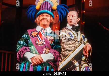 l-r: John Hewer (Pooh-Bah), Murray Melvin (Ko-Ko) dans LE MIKADO par Gilbert & Sullivan au Cambridge Theatre, Londres WC2 28/09/1982 a Plymouth Theatre Royal production set design: Sean Cavanagh costumes: Hugh Durrant éclairage: Dee Ashworth chorégraphie: Michele Hardy réalisateur: Chris Hayes Banque D'Images