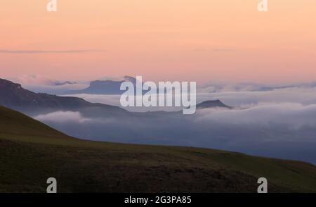 Dawn au-dessus des montagnes du Drakensberg, Afrique du Sud, avec les vallées au-dessous remplies de brouillard Banque D'Images