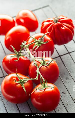 Tomates brillantes riches en rouge frais Banque D'Images