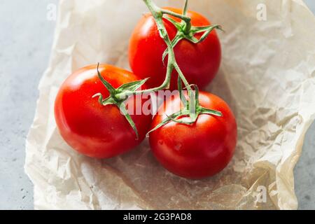 Tomates Roma riches en rouge, fraîches et brillantes Banque D'Images