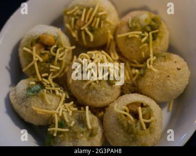 Plat de golgappa - cuisine populaire indienne de rue - petites boules croustillantes farcies Banque D'Images