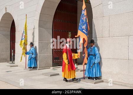 Une garde royale en face de l'Gyeongbokgung Palace à Séoul - Corée du Sud Banque D'Images