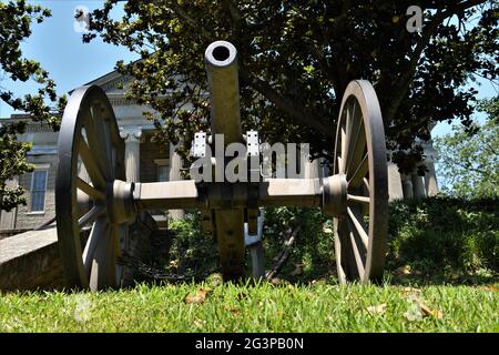 Cannon à l'ancien palais de justice du comté de Warren, Vicksburg, Mississippi. Banque D'Images