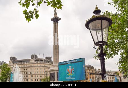 Londres, Royaume-Uni. 17 juin 2021. Préparation de la zone des fans à Trafalgar Square avant le match de l'UEFA Euro 2020 Angleterre-Écosse au stade Wembley, qui aura lieu le 18 juin. (Crédit : Vuk Valcic / Alamy Live News) Banque D'Images