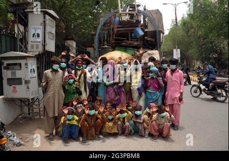 Les résidents de Tando Hyder tiennent une manifestation de protestation contre la grande servance des personnes influentes, au club de presse d'Hyderabad le jeudi 17 juin 2021. Banque D'Images