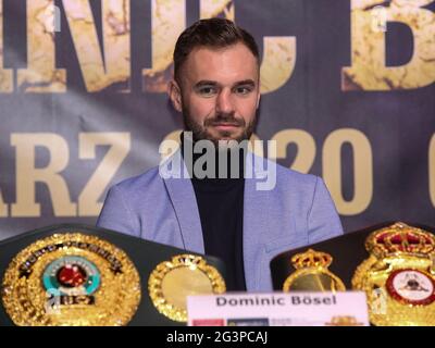 WBA et IBO champion du monde de boxe Lightheavyweight Dominic Bösel ses Boxe PK Boxe Gala 28.3.2020 Banque D'Images