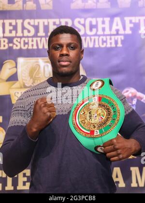 WBC Junior World Heavyweight Champion Peter Kadiru ses Boxe PK Boxe Gala de boxe Mars 28,2020 Magdeburg Banque D'Images