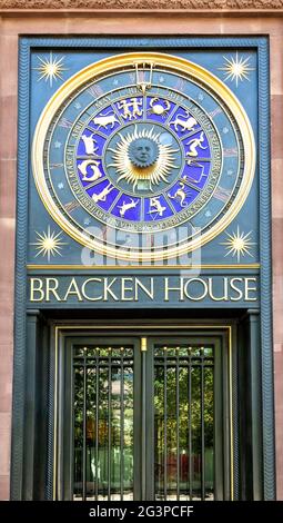 LONDRES ANGLETERRE BRACKEN MAISON ASTROLOGIQUE HORLOGE SOLEIL AVEC FACE DE CHURCHILL ET DES SIGNES DU ZODIAQUE ENTRÉE À LA CONSTRUCTION DU TEMPS FINANCIER Banque D'Images