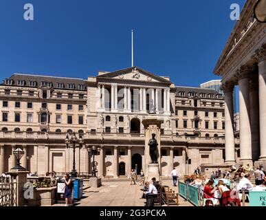 LONDRES ANGLETERRE LES GENS ASSIS À L'EXTÉRIEUR DE LA BANQUE D'ANGLETERRE LORS D'UNE CHAUDE JOURNÉE ENSOLEILLÉE EN ÉTÉ Banque D'Images