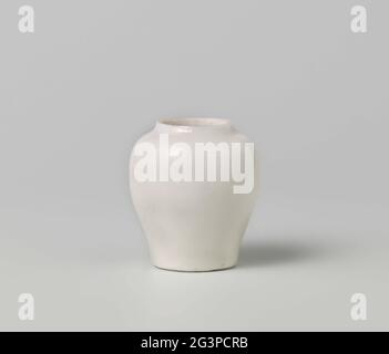 Petit vase en forme de baume avec vaporisateur aux fleurs légèrement incisé. Petit vase en porcelaine en forme de balster, recouvert d'un vernis blanc translucide. Sur le mur une branche de fleur légèrement en entremêlée (lotus). Face inférieure non vitrée. Blanc de Chine. Banque D'Images