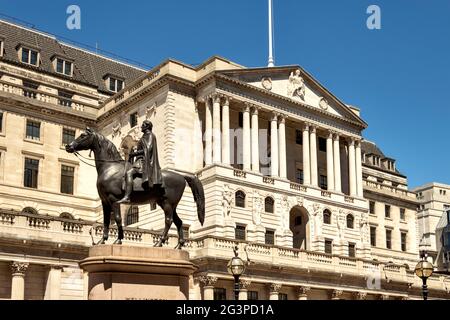 LONDRES ANGLETERRE L'ÉDIFICE DE LA BANQUE D'ANGLETERRE ET LA STATUE DE WELLINGTON Banque D'Images