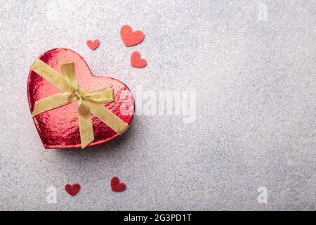Boîte cadeau rouge en forme de coeur avec coeurs Banque D'Images