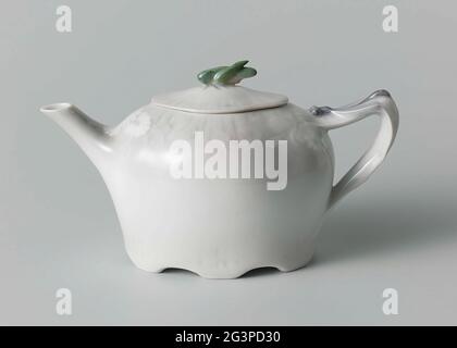 Théière avec couvercle, appartenant à une vaisselle avec libellules, papillons et autres insectes. Théière avec couvercle, appartenant à une table en porcelaine, composée de parties d'un service de café et de thé. Feuille, cafetière, théière, bac à sucre, pot à lait, deux tasses et soucoupes. La feuille est ovale et comporte deux libellules en plastique comme poignées. La cafetière a une libellule comme oreille et sur le couvercle un bouton. La théière a une oreille tournée sur laquelle un insecte et sur le couvercle une sauterelle verte comme un bouton. Le bol à sucre en forme de pâtisserie et le pot à lait ont deux libellules et un papillon comme oreille respectivement. Les têtes ont également un b Banque D'Images