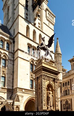 LONDRES ANGLETERRE LA SCULPTURE DU DRAGON ET LA REINE VICTORIA SUR LE TEMPLE BAR MEMORIAL L'ENTRÉE CÉRÉMONIELLE DE LA VILLE DE LONDRES Banque D'Images