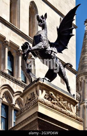 LONDRES ANGLETERRE LA SCULPTURE DU DRAGON SUR LE TEMPLE BAR MEMORIAL L'ENTRÉE CÉRÉMONIELLE DE LA VILLE DE LONDRES Banque D'Images