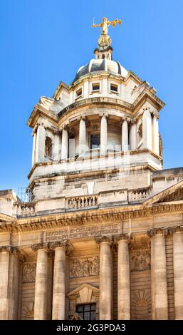 LONDRES ANGLETERRE L'ANCIEN TRIBUNAL PÉNAL CENTRAL DE BAILEY DÉFEND LES ENFANTS DES PAUVRES QUI PUNISSENT L'AUTEUR DE L'INFRACTION Banque D'Images