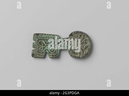 Clé. Clé plate (?) Un ensemble ornementé. La poignée est en bord de côte, la courte en acier et la barbe carrée avec quelques encoches sur les deux côtés. Banque D'Images