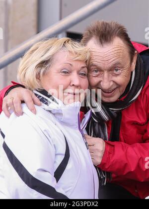 Joueur national de football de GDR à 1.FC Magdeburg a. Hansa Rostock Joachim Streich avec sa femme Marita Banque D'Images