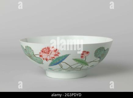 Bol peu profond à côtés droits avec plante de Lotus, canard nagé et papillons. Grand bol peu profond de porcelaine à paroi droite, peint sur le glaçage en bleu, rouge, rose, vert, jaune et noir. À l'extérieur du bol, une grande plante de lotus avec un canard nageant et quelques papillons; à l'intérieur du bol avec deux fleurs de prunus et deux boutons. Marqué sur le dessous avec la marque de six caractères de l'empereur Yongzheng dans un double cercle. Famille Rose. Banque D'Images