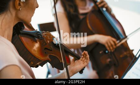 Groupe De Cordes De Filles Musiciens Jouer En Plein Air Banque D'Images