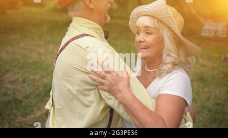 La vieille dame et Gentleman danser dans le jardin Banque D'Images