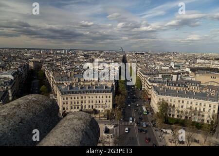 Magnifique vue panoramique sur Paris depuis le toit de l'Arc de Triomphe. Champs Elysées et la Tour Eiffel Banque D'Images
