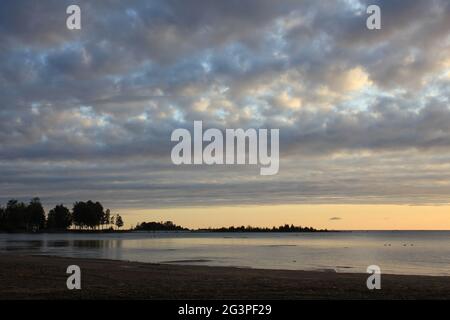 Matin d'été nuageux sur les rives du lac Vanern Banque D'Images