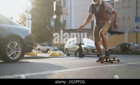 Homme intelligent Qui S'amuse du sport extrême avec skateboard Banque D'Images