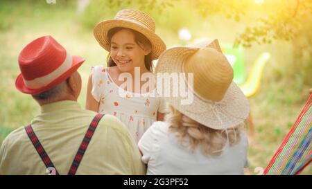 Le vieux couple est assis dans le hamac dans le jardin Banque D'Images