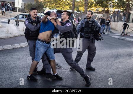 Jérusalem, Israël. 17 juin 2021. Des membres des forces de sécurité israéliennes emprisonnent un manifestant lors d'affrontements avec des Palestiniens près de la porte de Damas de la vieille ville de Jérusalem. Crédit : Ilia Yefimovich/dpa/Alay Live News Banque D'Images