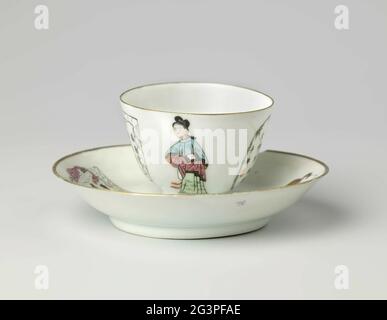 Coupe et soucoupe avec une dame, messieurs et deux panneaux avec personnages. Tasse et soucoupe de porcelaine à paroi droite, peinte sur le glaçage en bleu, rouge, rose, vert, jaune, noir et or. Sur l'appartement du plat une dame et un gentleman et deux cartouts avec des caractères chinois; une cartouche en forme de ventilateur avec un groupe de glace crépitée et une douche de chariot en forme de livre; la tête aussi avec une dame et un seigneur (dans d'autres vêtements) et deux cartouris avec des caractères; La forme en éventail avec "glace crépitée" et une cartouche formée par un toit en bambou. Une puce de la boîte. Famille Rose. Banque D'Images