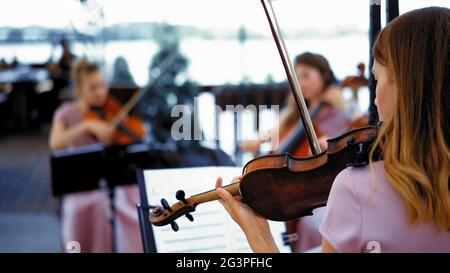 Petit Groupe De Violonistes Sur La Terrasse Banque D'Images