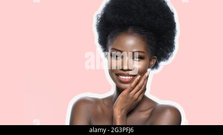 Joyeuse Black Lady avec la peau de beauté touche son visage Banque D'Images