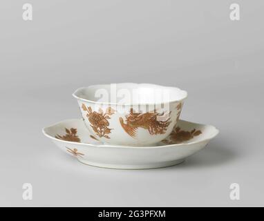 Tasse et soucoupe avec sprays pour fleurs et Feng Huangs. Coupe et soucoupe de porcelaine à six yeux, peinte sur le glaçage en rouge et or. Sur le plat du plat, trois teintes feng et trois branches de fleur autour d'une branche de fleur au centre; trois fleurs à l'arrière; la tasse de décoration, avec une branche de fleur sur le fond. Une fissure dans la paroi de la tête. Lait et sang. Banque D'Images